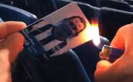 Aficionado quema su bono tras eliminación de Rayados