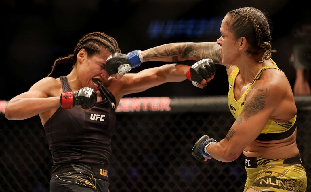 Julianna Peña recibiendo un golpe en la frente por parte de Amanda Nunes - FOTO: AFP