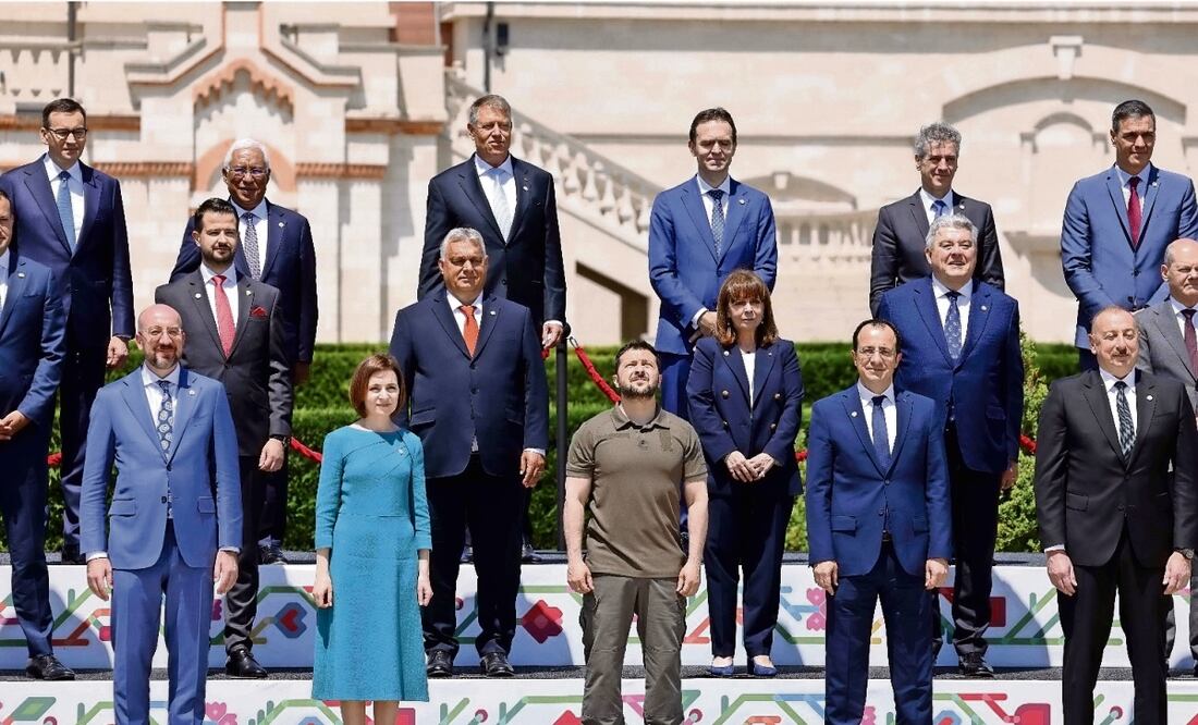 El presidente de Ucrania, Volodimir Zelensky (centro), asistió ayer a la cumbre de la Comunidad Política Europea, en Bulboaca, Foto: Ludovic Marin /AFP