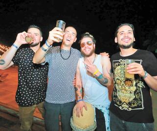 Youtubers brincan de Internet a lo empresarial; lanzan mezcal