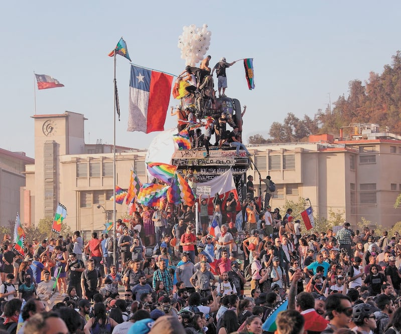 Miles de chilenos se manifestaron contra el gobierno el día 13 de este mes en Santiago. La inconformidad inició por el intento del presidente Sebastián Piñera de aumentar las tarifas del transporte público. ARCHIVO EFE