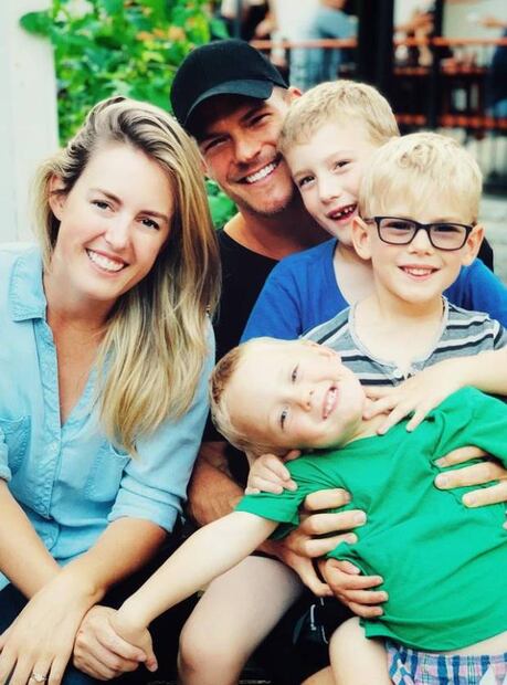 Alan Ritchson con su familia. Foto: Instagram.