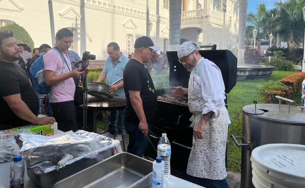 Culiacán cambia el miedo por convivencia ciudadana; carne asada reúne a decenas en la plaza.
Foto: Javier Cabrera Martínez