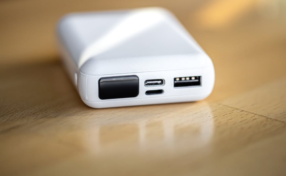 Una batería inalámbrica podría desencadenar problemas y atrasos en los vuelos. Foto: Freepik