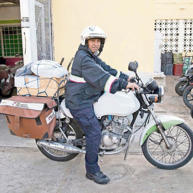 A Eduardo Uicab y a sus colegas de Yucatán les preocupa que el Sepomex vaya a desaparecer con la llegada del próximo presidente del país. YAZMÍN RODRÍGUEZ. EL UNIVERSAL