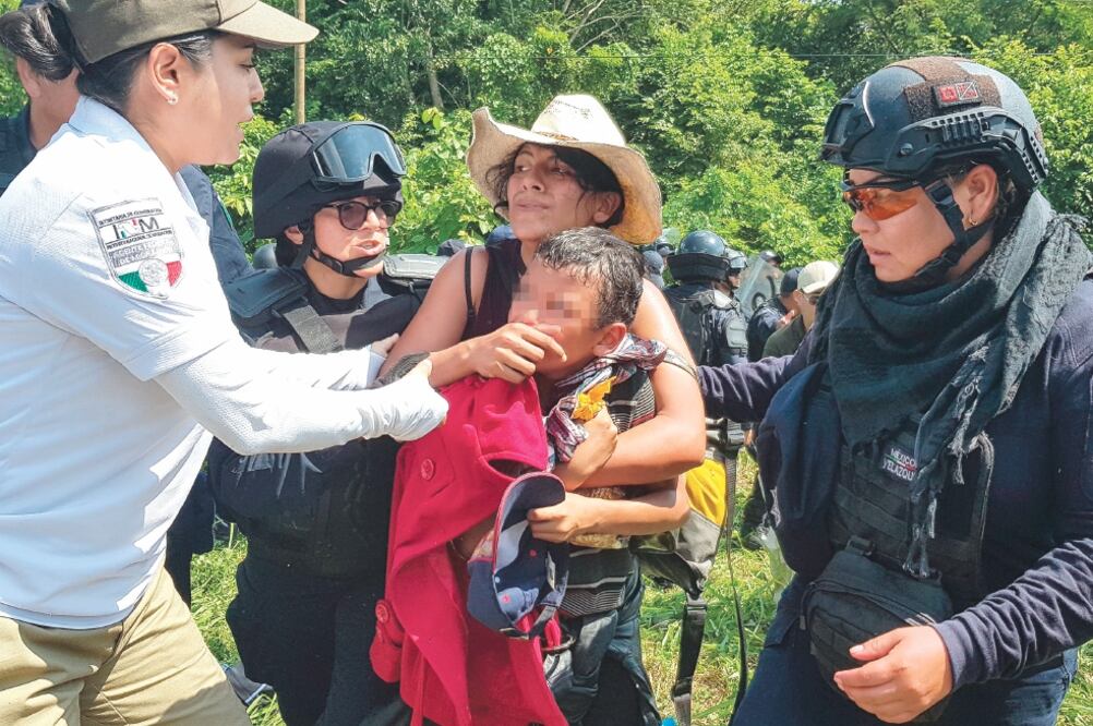 Antes de llegar al poblado de Frontera Hidalgo, a unos 15 kilómetros de los límites con Guatemala, la caravana de centroamericanos fue interceptada por un contingente de la Policía Federal y de Migración. (ABRAHAM JIMÉNEZ. XINHUA)