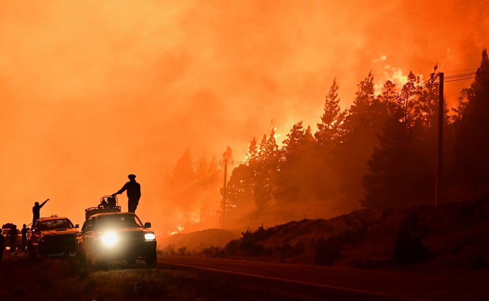 Las tareas de contención se refuerzan con apoyo interprovincial e internacional ante incendios de gran magnitud. (11/01/26) Foto: AP
