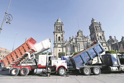 Sedena se reúne con transportistas por tarifas de acarreo de material en Santa Lucía