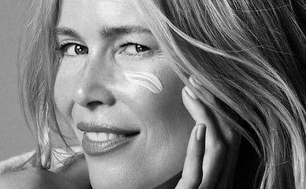 Claudia Schiffer modela para la marca de belleza de Hailey Bieber