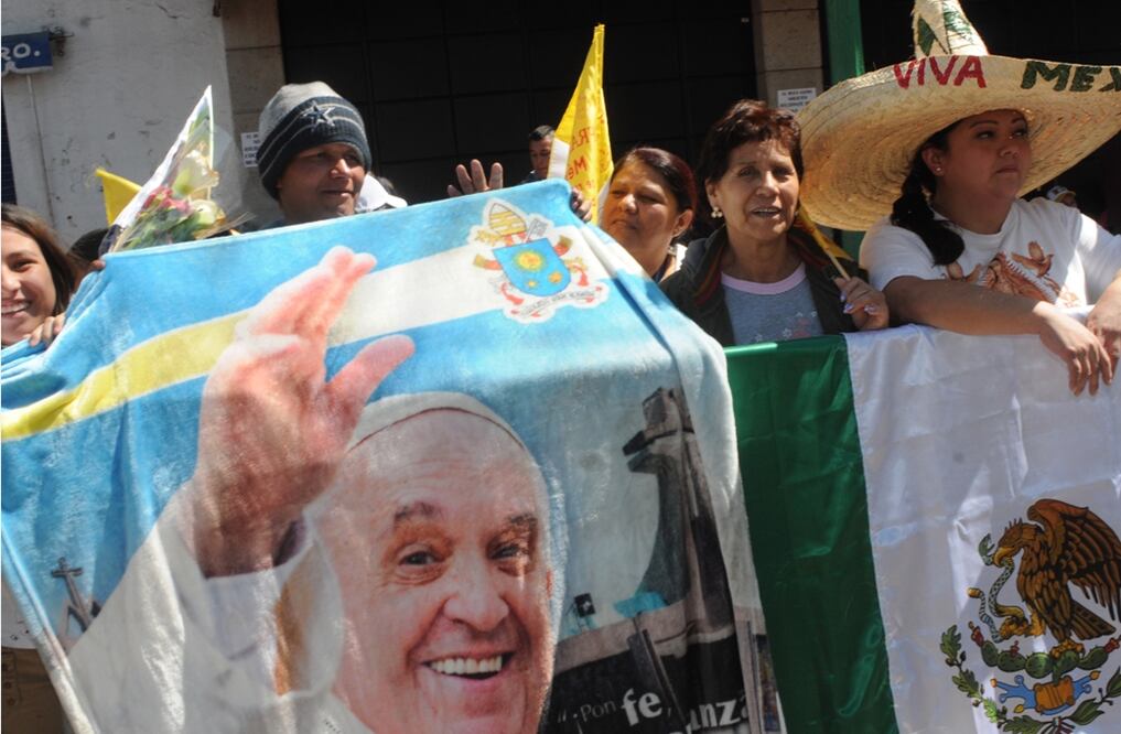 Fieles esperan en la Basílica de Guadalupe la llegada del Papa Francisco. Foto Eduardo Sanchez/El Gráfico