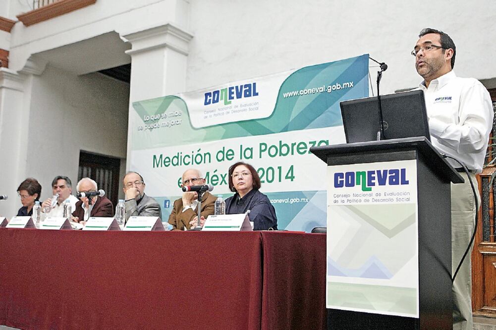 El secretario Ejecutivo del Consejo Nacional de Evaluación de la Política de Desarrollo Social, Gonzalo Hernández Licona, en la presentación del informe (YADÍN XOLALPA. EL UNIVERSAL)