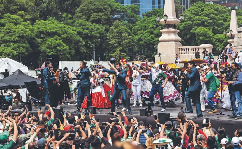 La Sonora Santanera pusó a bailar a los capitalinos que se dieron cita en el Ángel de la Independencia. Foto: Hugo Salvador/ EL UNIVERSAL