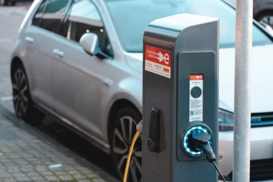 ¿Se puede cargar un auto eléctrico con un generador a base de gasolina?