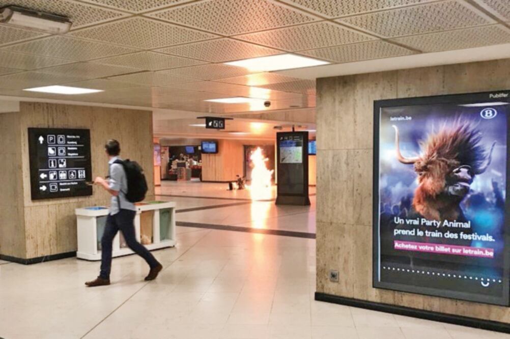 Un usuario voltea tras escuchar una explosión en la estación central de Bruselas, donde soldados lograron “neutralizar ” a un sospechoso antes de que perpetrara un ataque, ayer en la noche, en un momento de escasa afluencia en el lugar (REUTERS)