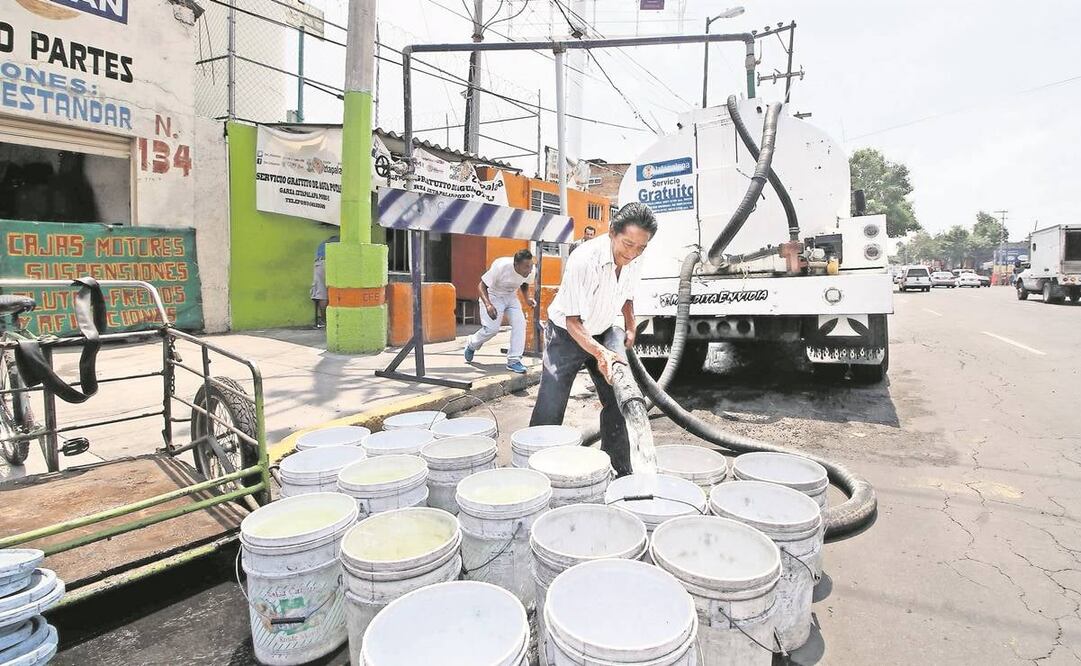 El gobierno capitalino revisará los reportes sobre la escasez de agua, para que haya una distribución adecuada de pipas. Foto: Archivo/ El Universal.