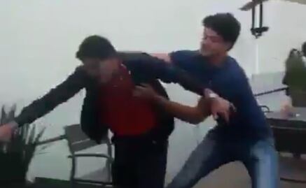 Video. Captan agresión a jóvenes en plaza; PGJ busca identificar a golpeadores