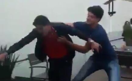 Video. Captan agresión a jóvenes en plaza; PGJ busca identificar a golpeadores