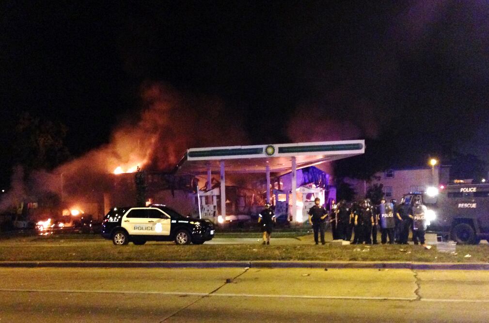 Autoridades responden a un incendio cerca en una gasolinera mientras docenas de personas protestan por la muerte de un hombre por disparos de la policía en Milwaukee, Wisconsin  (Foto: AP)