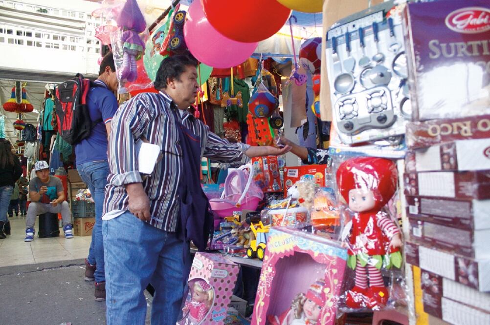 La Canaco de la Ciudad de México calcula que las ventas en enero serán por 63 mil 185 mdp; sólo por el Día de Reyes prevé una derrama de 2 mil 841 mdp (ARCHIVO EL UNIVERSAL)