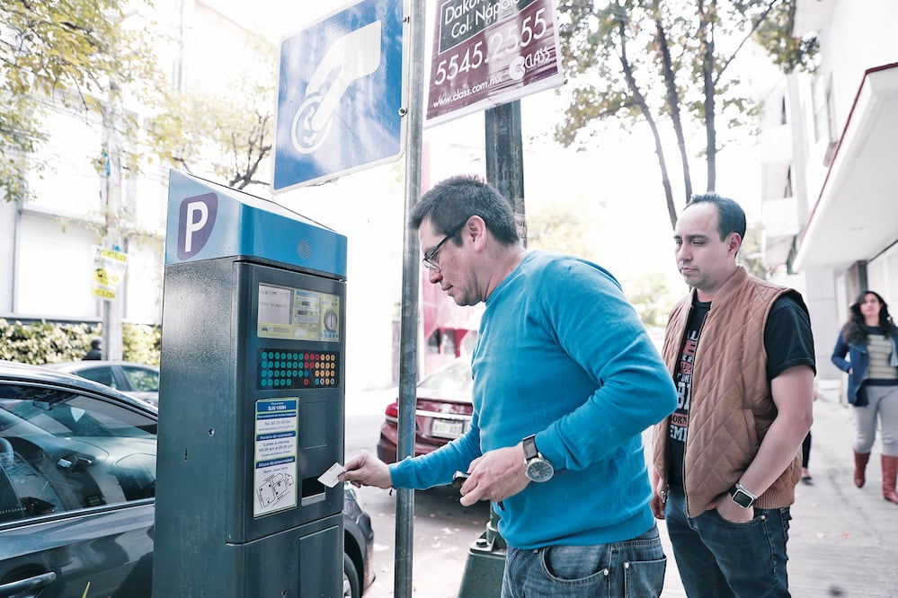 Ecoparq integra 13 zonas de cobro en las cuales los automovilistas deben pagar 2 pesos por cada 15 minutos para estacionar sus vehículos en la vía pública, con tiempos límite de tres a seis horas (ALEJANDRA LEYVA. EL UNIVERSAL)