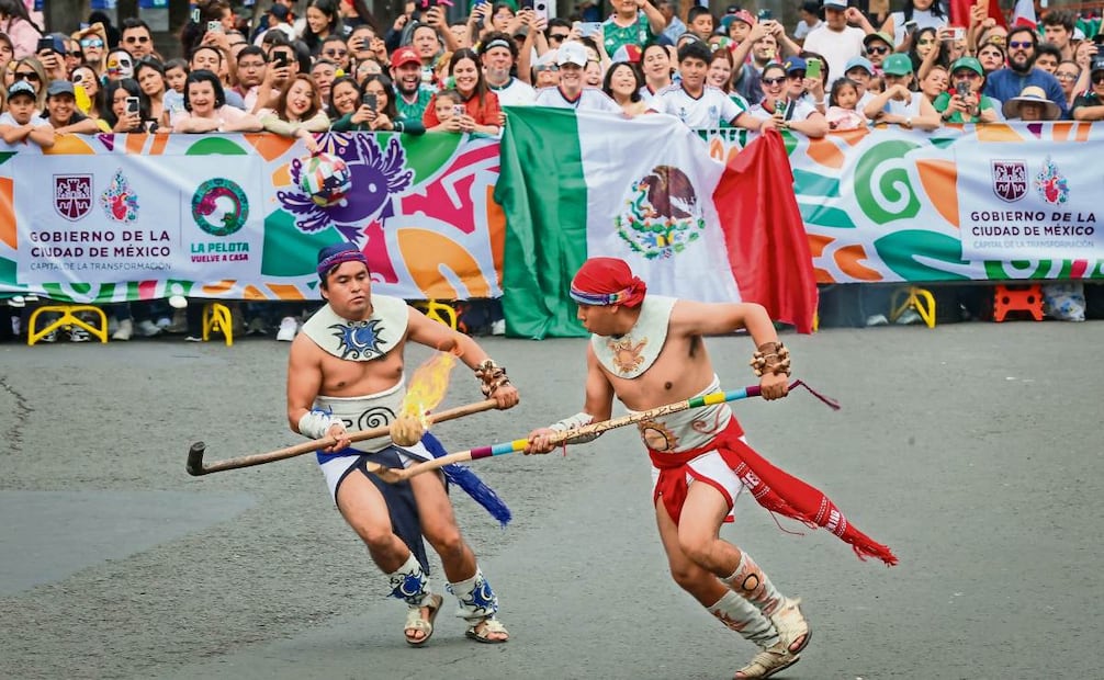 La cultura mexicana fue eje central del desfile. El carro alegórico con el que
se hacía referencia al juego de pelota prehispánico encabezó los contingentes. Foto: Luis Camacho/ El Universal
,