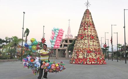 Artesanos indígenas elaboran árbol navideño de 10 metros en Tabasco