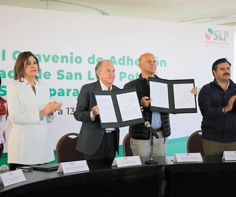 El mandatario potosino Juan Manuel Carreras López y el titular del Insabi, Juan Antonio Ferrer, plasmaron sus firmas. Foto: Especial
