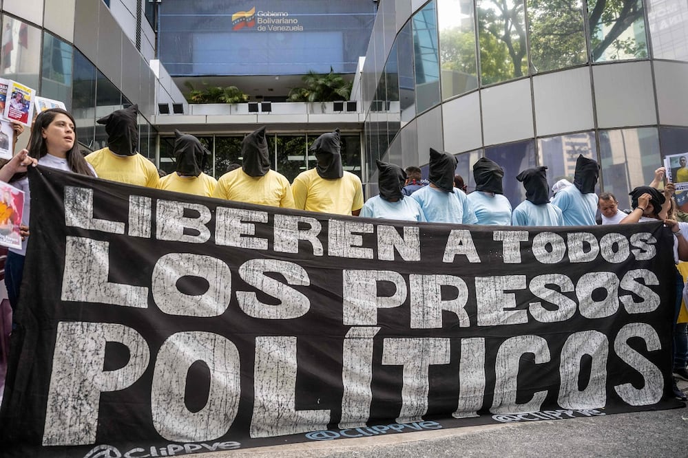 Familiares de presos políticos en Venezuela se manifiestan frente al Ministerio de Prisiones, en Caracas, para exigir su liberación. FOTO: MARYORIN MÉNDEZ. AFP