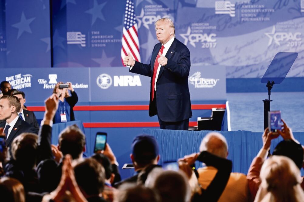 El presidente Donald Trump ayer durante su participación en la Conferencia de Acción Política Conservadora (CPAC), en Maryland. (KEVIN LAMARQUE. REUTERS)