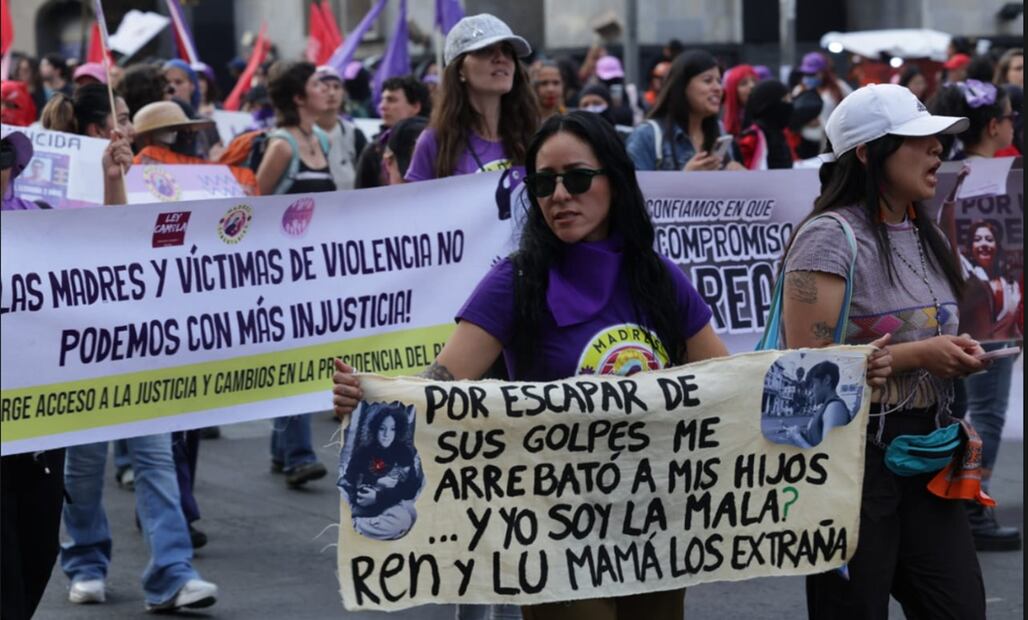 Manifestantes avanzaron por avenida Paseo de la Reforma en el marco del Día Internacional de la Eliminación de la Violencia contra las Mujeres. Foto: Fernanda Rojas /EL UNIVERSAL