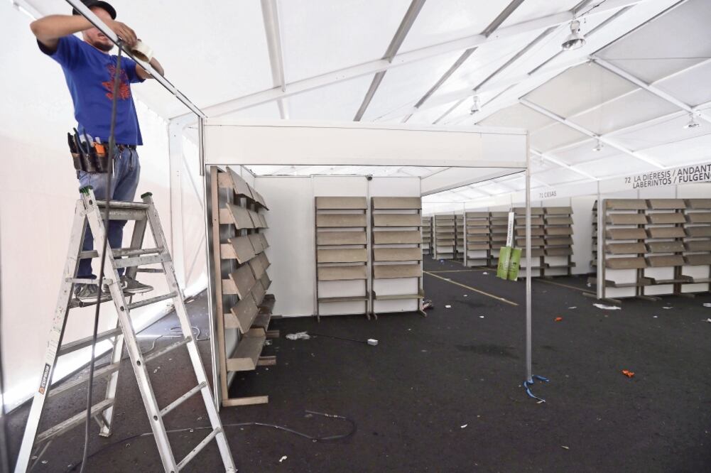 Preparativos en la sede principal del evento, el Centro Cultural Universitario, donde habrá 80 stands con las novedades de más de 450 sellos editoriales (LUIS CORTÉS. EL UNIVERSAL)