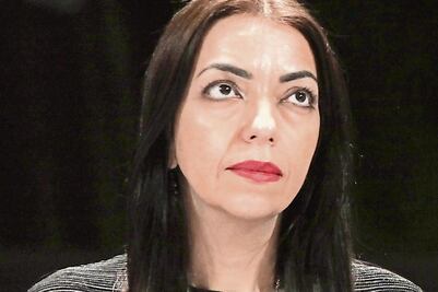 Comisionada, en predicamento por Televisa