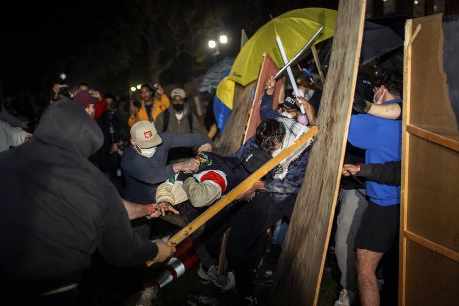 Grupos de manifestantes en duelo se han enfrentado en la Universidad de California. Foto: AP