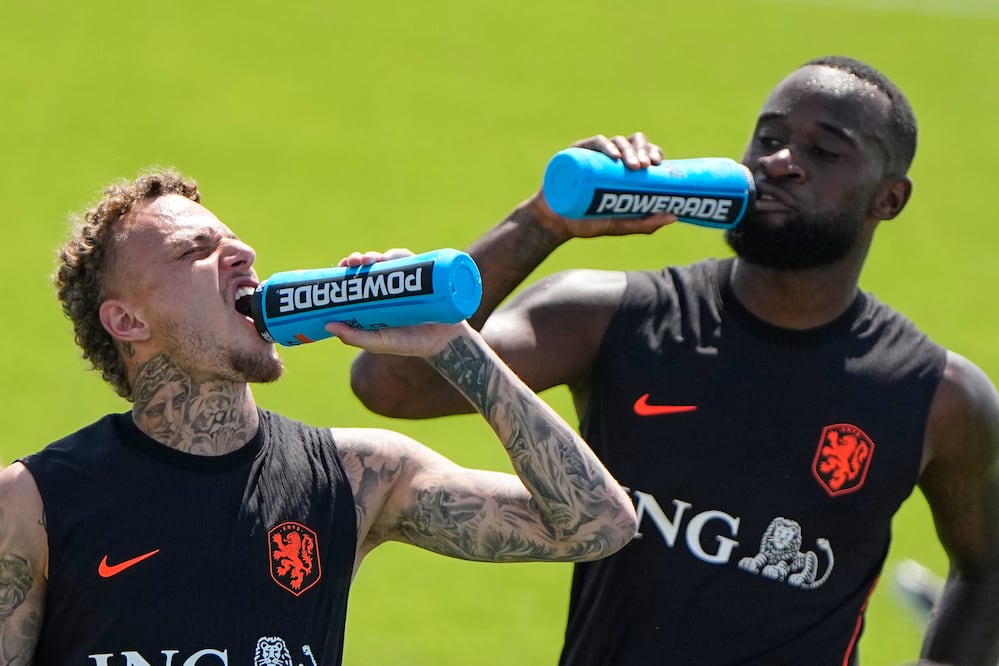 Países Bajos en pausa de hidratación, durante un entrenamiento para el Mundial de 2026 - Foto: AP