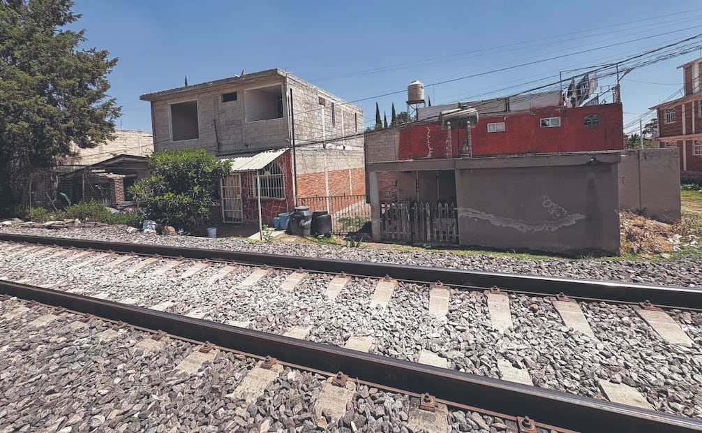 Los vecinos que viven cerca de la vía del tren señalan que no se niegan a ser reubicados, pues no están en contra del progreso, pero piden que les informen bien y que todo sea transparente. Foto: Arturo Contreras/ EL UNIVERSAL