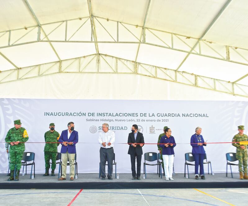 El presidente Andrés Manuel López Obrador (tercero de izq. a der.), acompañado del gobernador Jaime Rodríguez (segundo de izq. a der.), entre otros, inauguró un cuartel de la Guardia Nacional. Foto: PRESIDENCIA