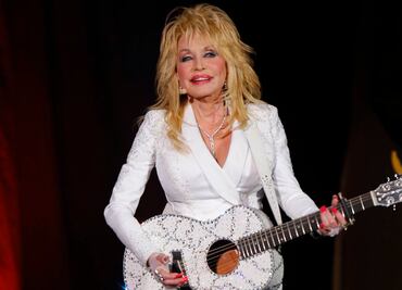 Dolly Parton, presente en el Super Bowl; aún extraña partida de su hermano