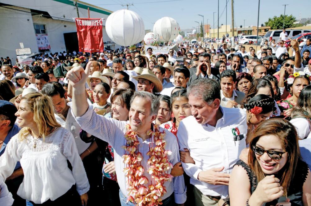 De gira por Oaxaca, José Antonio Meade recordó los momentos de tensión que se vivieron en la entidad por el tema de la reforma educativa, cuando se bloquearon caminos y se idearon puentes aéreos para la distribución de ayuda(ARTURO MARTÍNEZ. EL UNIVERSAL)