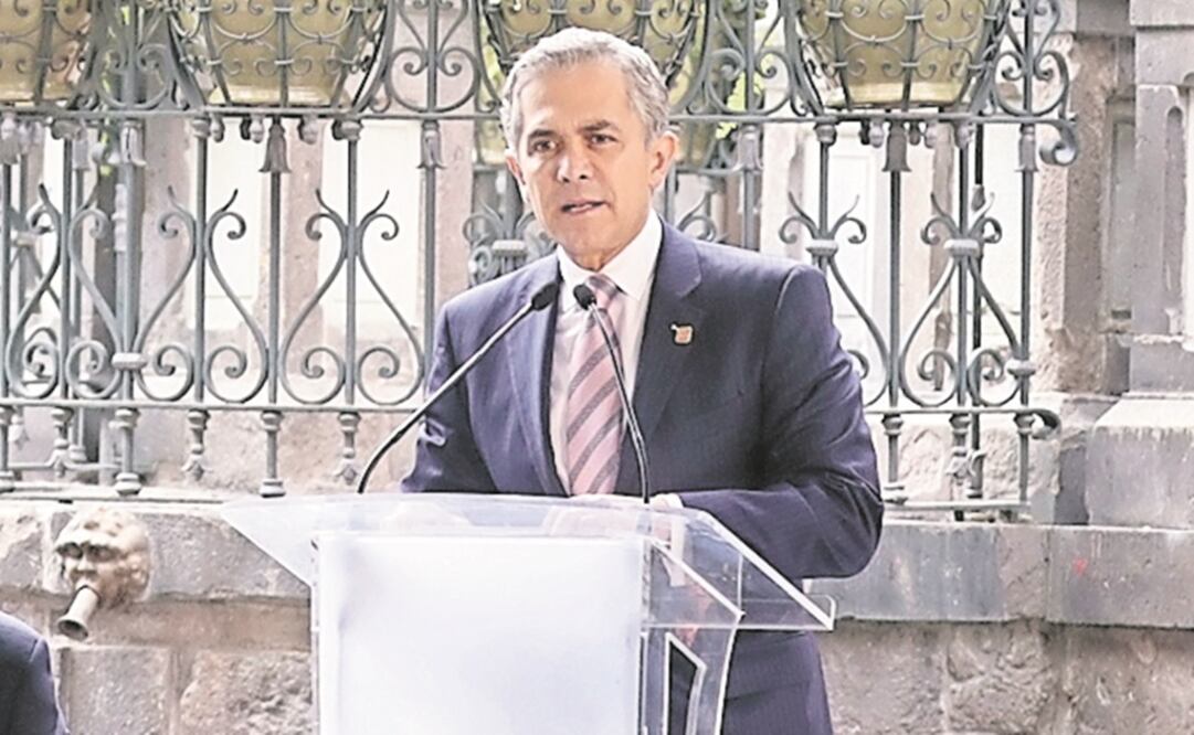 Miguel Ángel Mancera presentó ayer el edificio restaurado (IVÁN STEPHENS. EL UNIVERSAL)