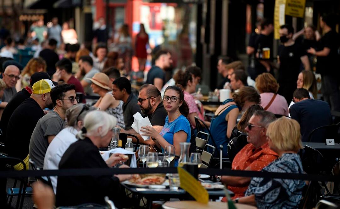 El experto científico dijo que esta nueva ola de contagios se están dando en personas de todas las edades. (Foto: AFP)