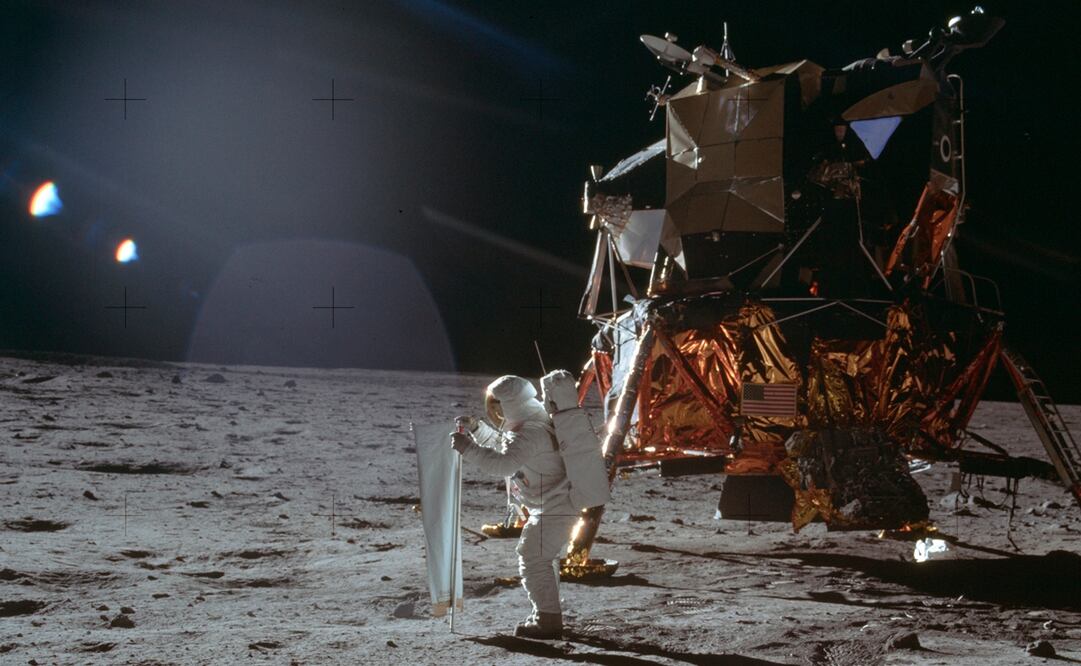 El astronauta Buzz Aldrin del Apolo 11 trabaja sobre la superficie lunar. FOTO: Neil Armstrong/NASA via AP, archivo
