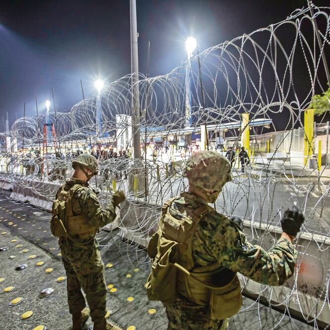 Elementos del ejército de Estados Unidos colocan alambrada de púas en el paso fronterizo de San Ysidro, en la frontera con México. (OMAR MARTÍNEZ. CUARTOSCURO)