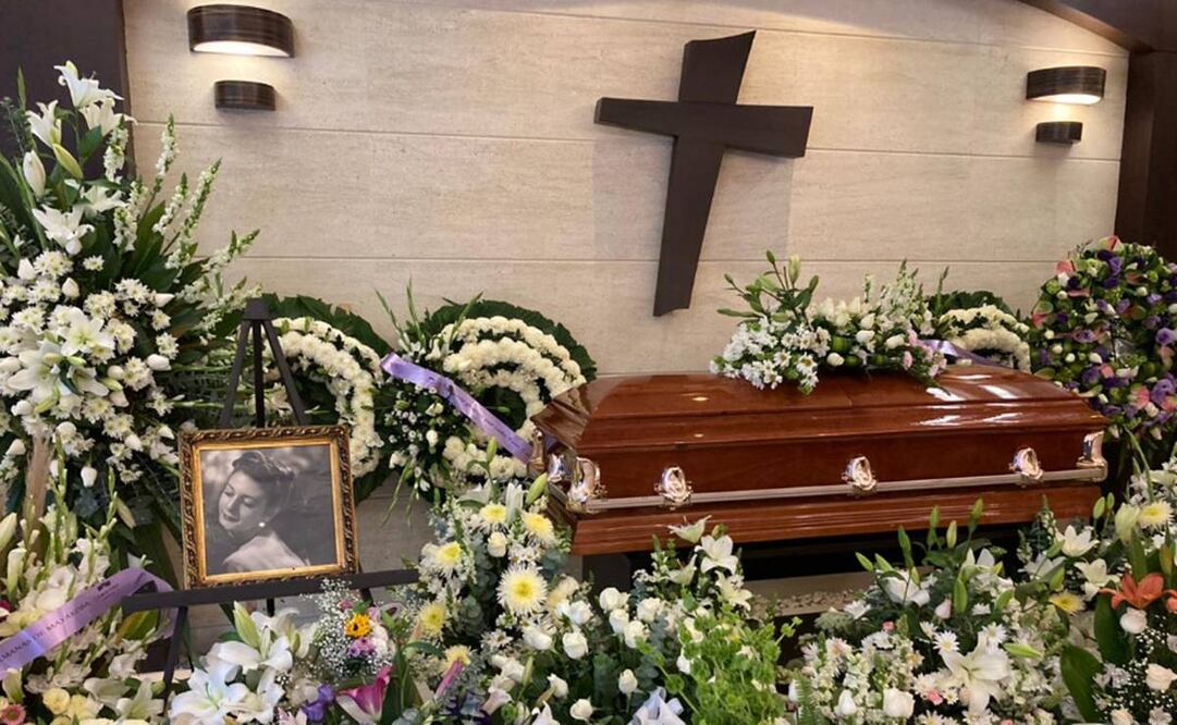 Queta Lavat fue despedida entre arreglos florales y recuerdos. Foto: Armando Pereda/EL UNIVERSAL.