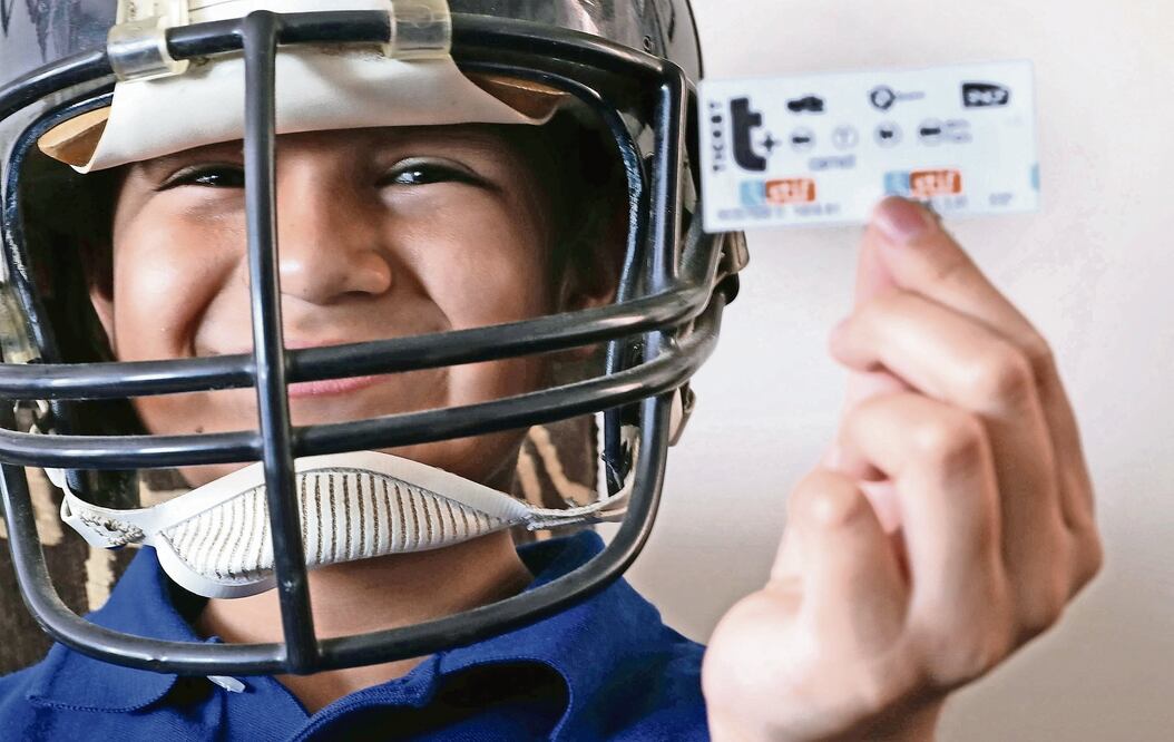 Emiliano sigue la tradición de su padre al guardar los boletos, pues al vivir en el Edomex casi no hace uso de este transporte (JUAN CARLOS REYES / EL UNIVERSAL)