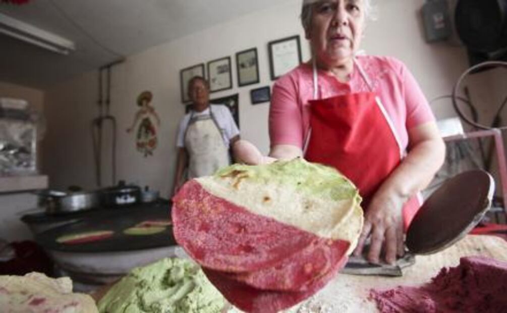 Por fiestas patrias hacen tortillas tricolores en Toluca