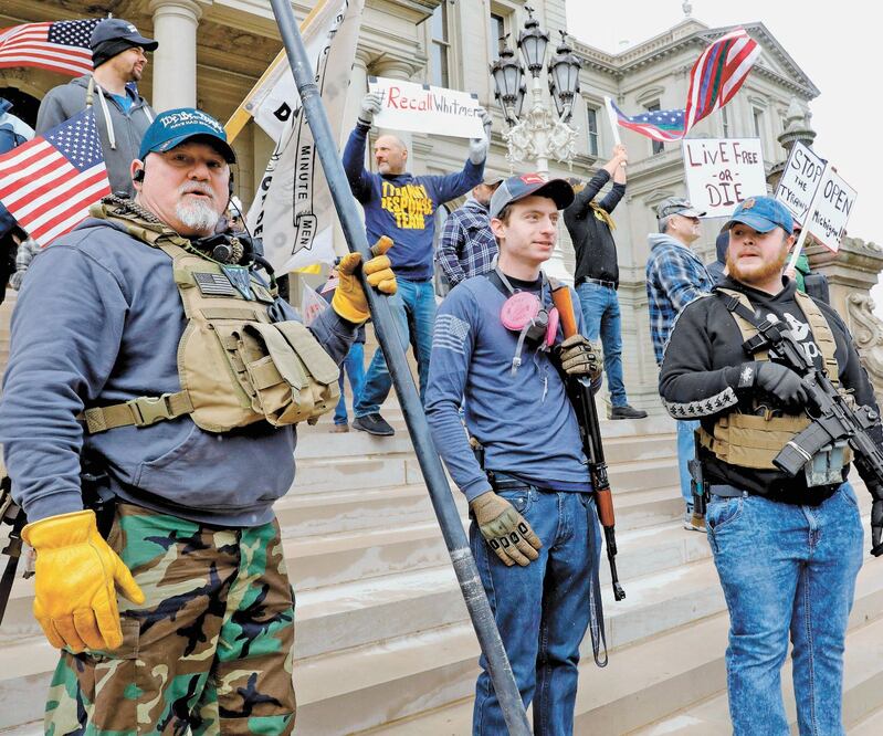 Estadounidenses armados se manifestaron ayer en el Capitolio estatal en Lansing, Michigan, contra las medidas de confinamiento para detener la pandemia del coronavirus ordenadas por la gobernadora demócrata Gretchen Whitmer, las cuales calificaron de “exc