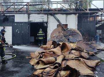 Alcaldía Álvaro Obregón sofoca incendio en bodega de material para banquetes
