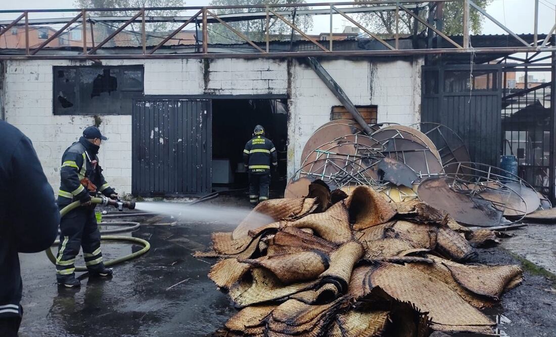 Alcaldía Álvaro Obregón sofoca incendio en bodega de material para banquetes. Foto: Especial
