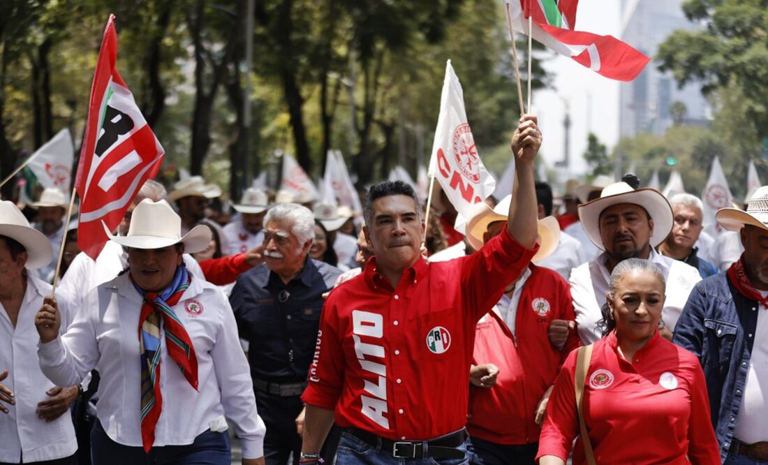 Marcha Alito Moreno y simpatizantes de la Confederación Nacional Campesina sobre paseo de la Reforma rumbo al Senado. Foto: Diego Simón / EL UNIVERSAL.