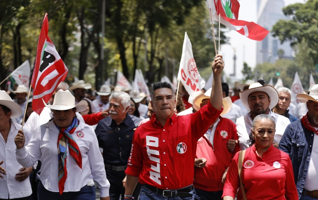 Marcha Alito Moreno y simpatizantes de la Confederación Nacional Campesina sobre paseo de la Reforma rumbo al Senado. Foto: Diego Simón / EL UNIVERSAL.